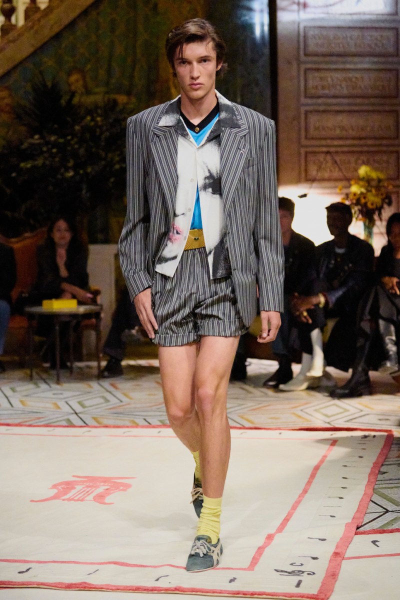 Dario Vitale debuta en Versace con colabo de Onitsuka Tiger