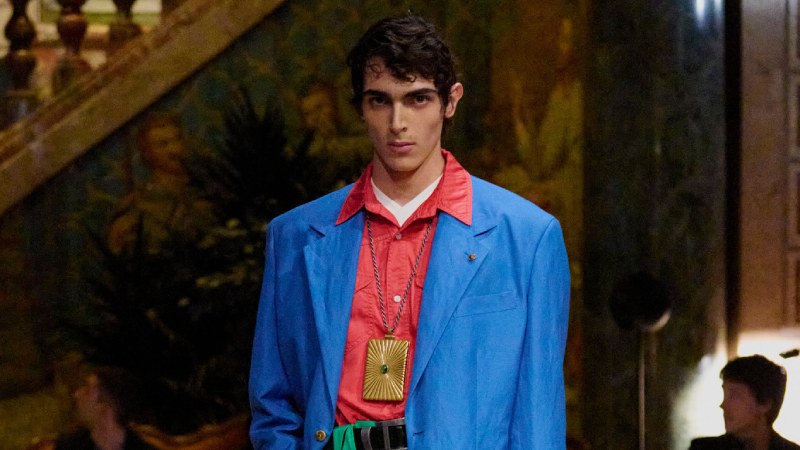Dario Vitale debuta en Versace con colabo de Onitsuka Tiger
