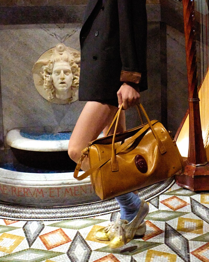 Dario Vitale debuta en Versace con colabo de Onitsuka Tiger