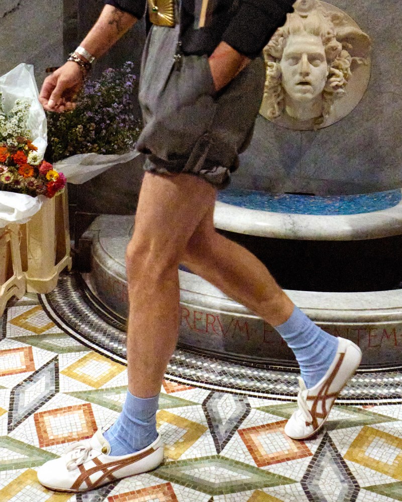 Dario Vitale debuta en Versace con colabo de Onitsuka Tiger