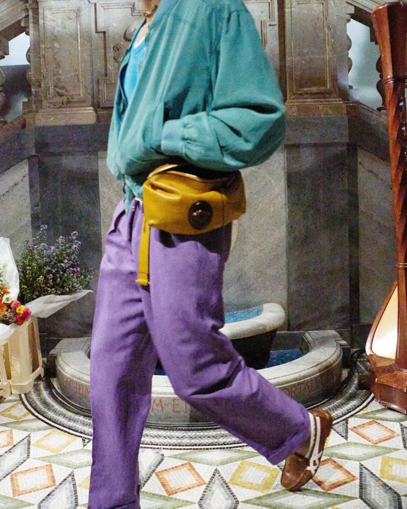 Dario Vitale debuta en Versace con colabo de Onitsuka Tiger