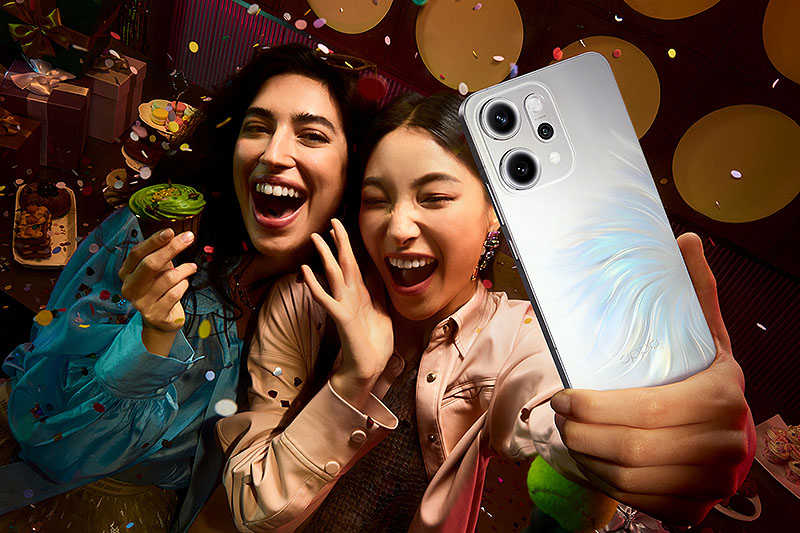 Oppo Reno14 series: dos amigas se hacen un selfie en un restaurante