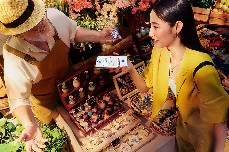 Oppo Reno14 series: una mujer traduciendo una conversación con el móvil