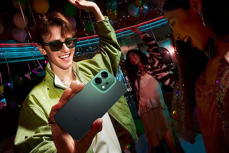 Oppo Reno14 series: un chico se hace un selfie en una discoteca