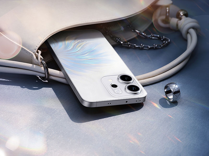 Oppo Reno14 series: el dispitivo en el bolso de una mujer con joyas