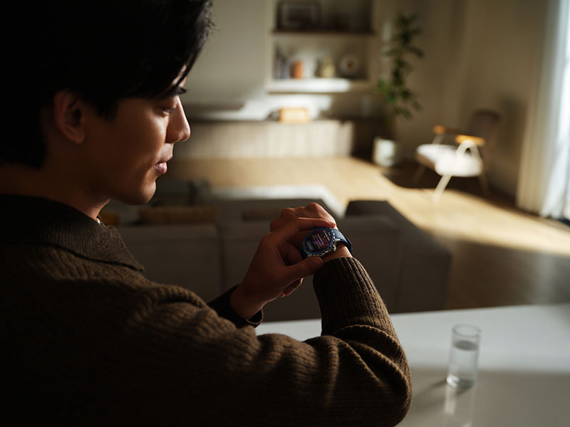 Oppo Watch X2 un chico poniendo a punto su reloj de pulsera