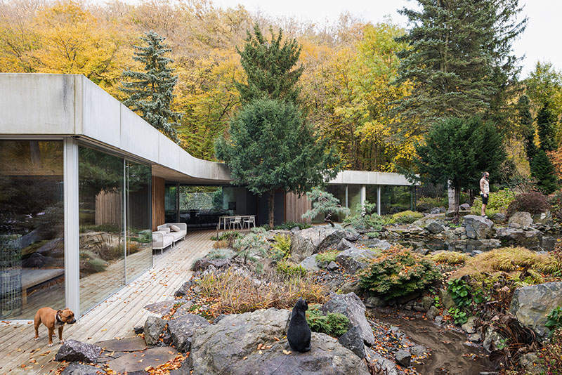 Banánka de Paulíny Hovorka Architects muestra la terraza y el salón abiertos hacia el jardín rocoso