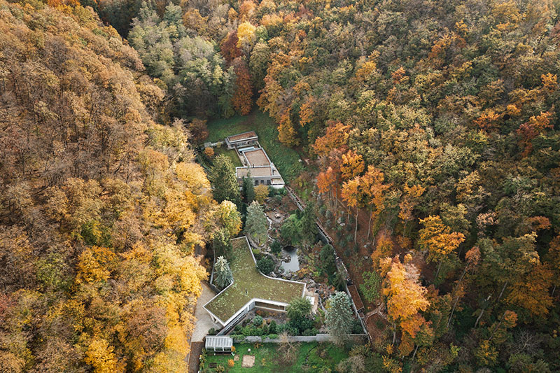 Vista aérea de Banánka de Paulíny Hovorka Architects integrada en el bosque de Banka