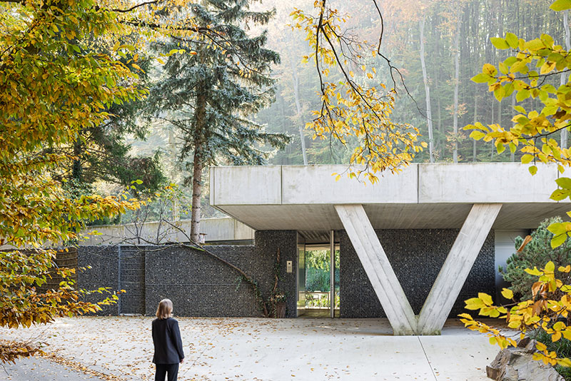 Acceso principal de Banánka de Paulíny Hovorka Architects con estructura de hormigón en V