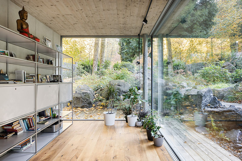 Espacio de estudio de Banánka de Paulíny Hovorka Architects con biblioteca y ventanales al exterior