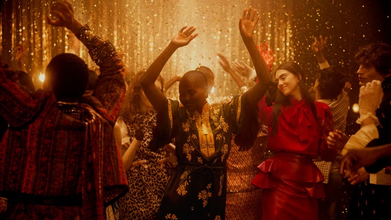 Valentino trae de vuelta el glamour único de Studio 54