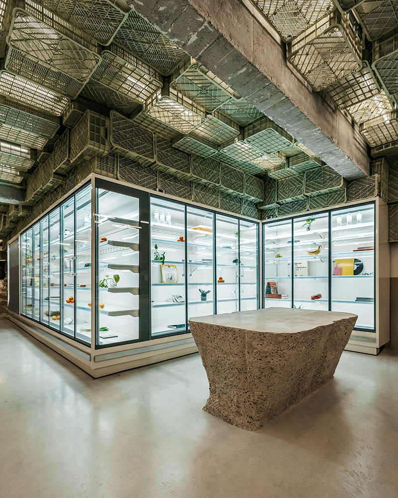 Plastic Box de Minimal Studio en Mallorca: El interior brutalista del supermercado