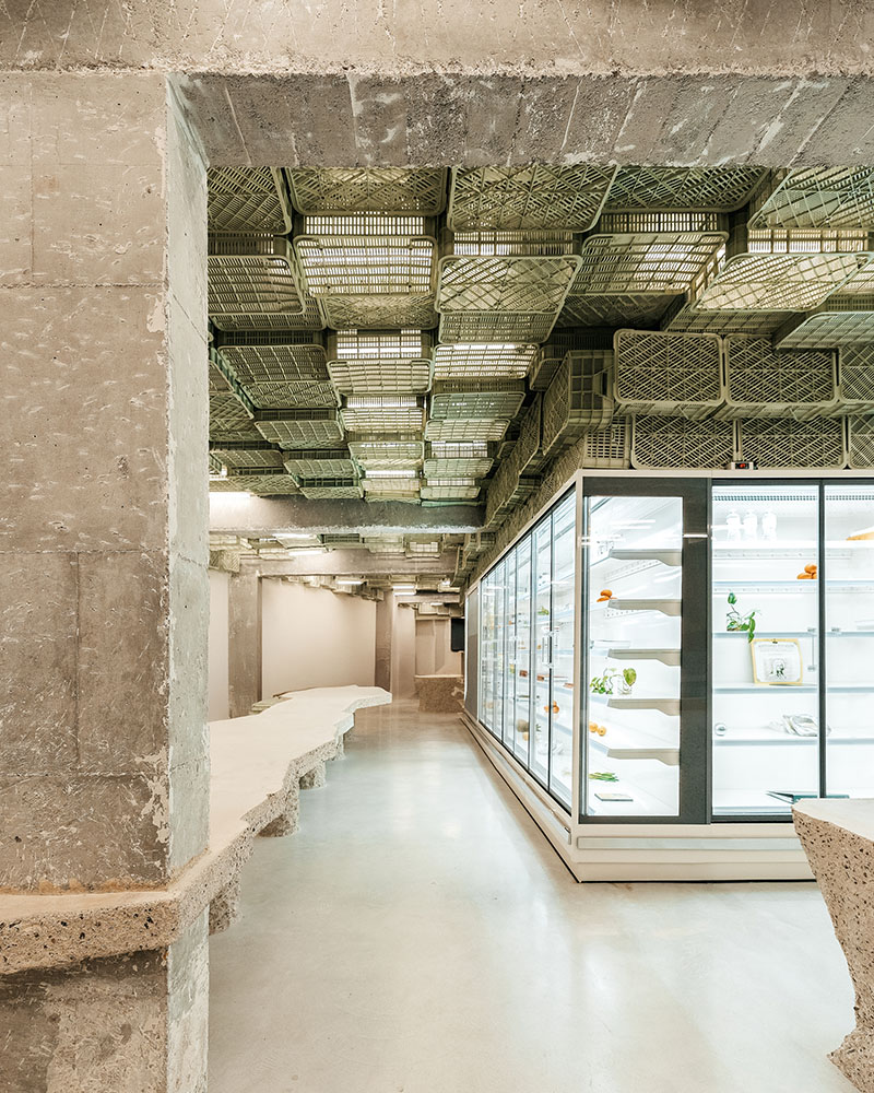 Plastic Box de Minimal Studio en Mallorca: El interior brutalista del supermercado
