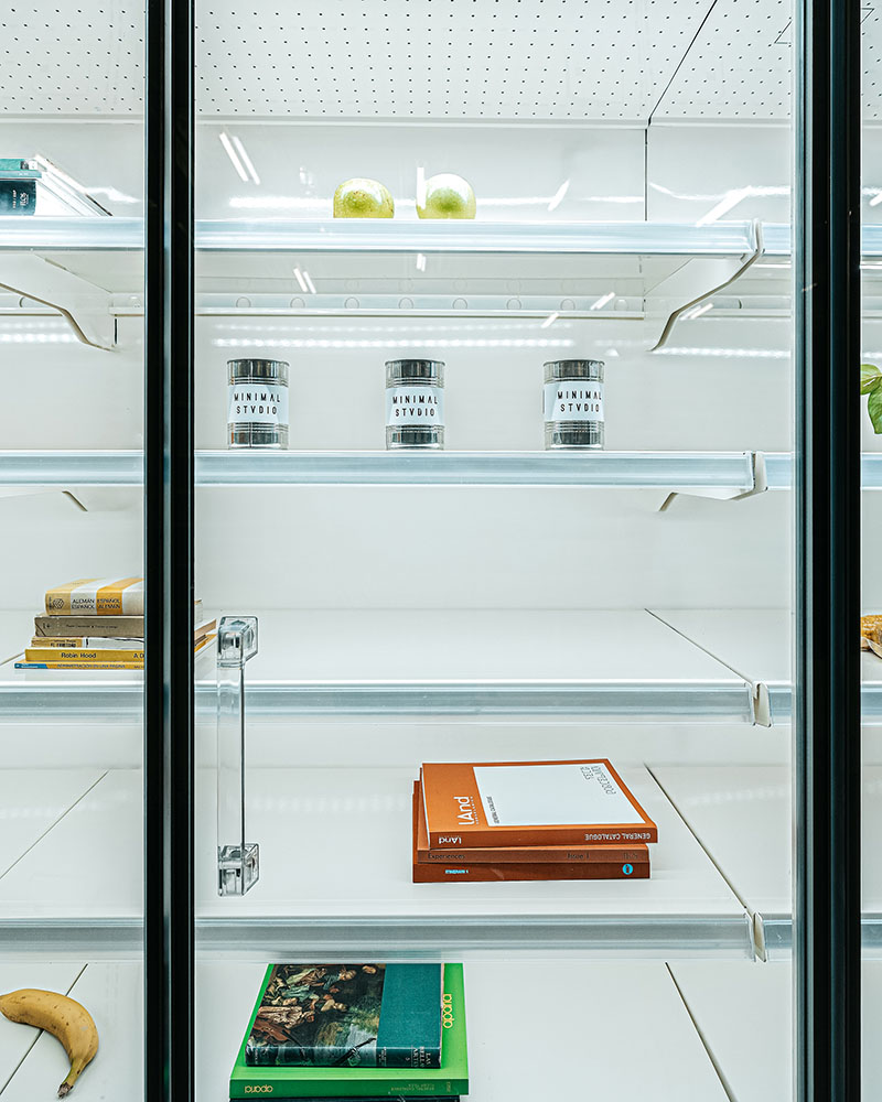 Plastic Box de Minimal Studio en Mallorca: interior de una nevera industria