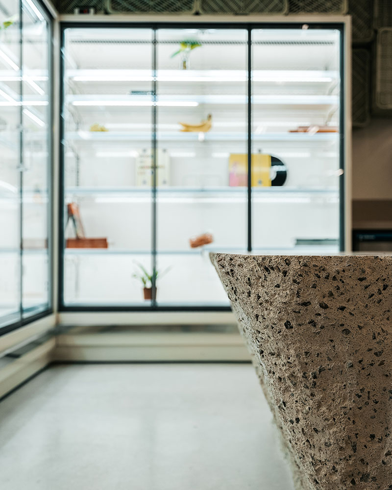 Plastic Box de Minimal Studio en Mallorca: detalle de uno de los mostradores de hormigón