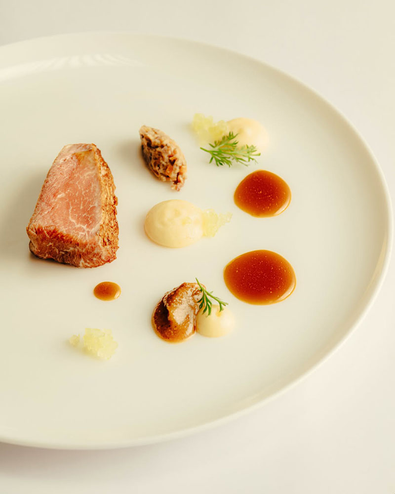 Restaurante Arrope Valladolid: presa ibérica, praliné de bellota de encina y manzana del Bierzo.