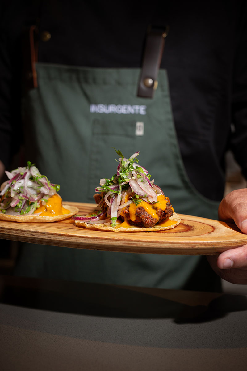 Restaurante Insurgente, ubicado en el Mercado Chamberí: Taco de pollo crujiente, tandoori, glaseado de mango spicy y ensalada fresca