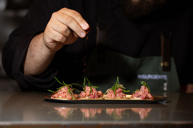 Restaurante Insurgente, ubicado en el Mercado Chamberí: Tartar de atún, yema curada, mayo miso y arepita de maíz crujiente