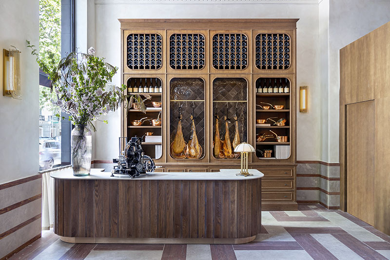 El restaurante Ramón Freixa Tradición muestra en su acceso la bodega y el vínculo con Atelier