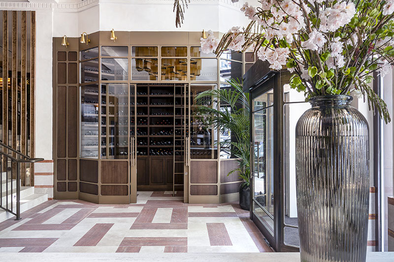 La bodega acristalada forma parte del restaurante Ramón Freixa Tradición y conecta con el concepto Atelier de Ramón Freixa.