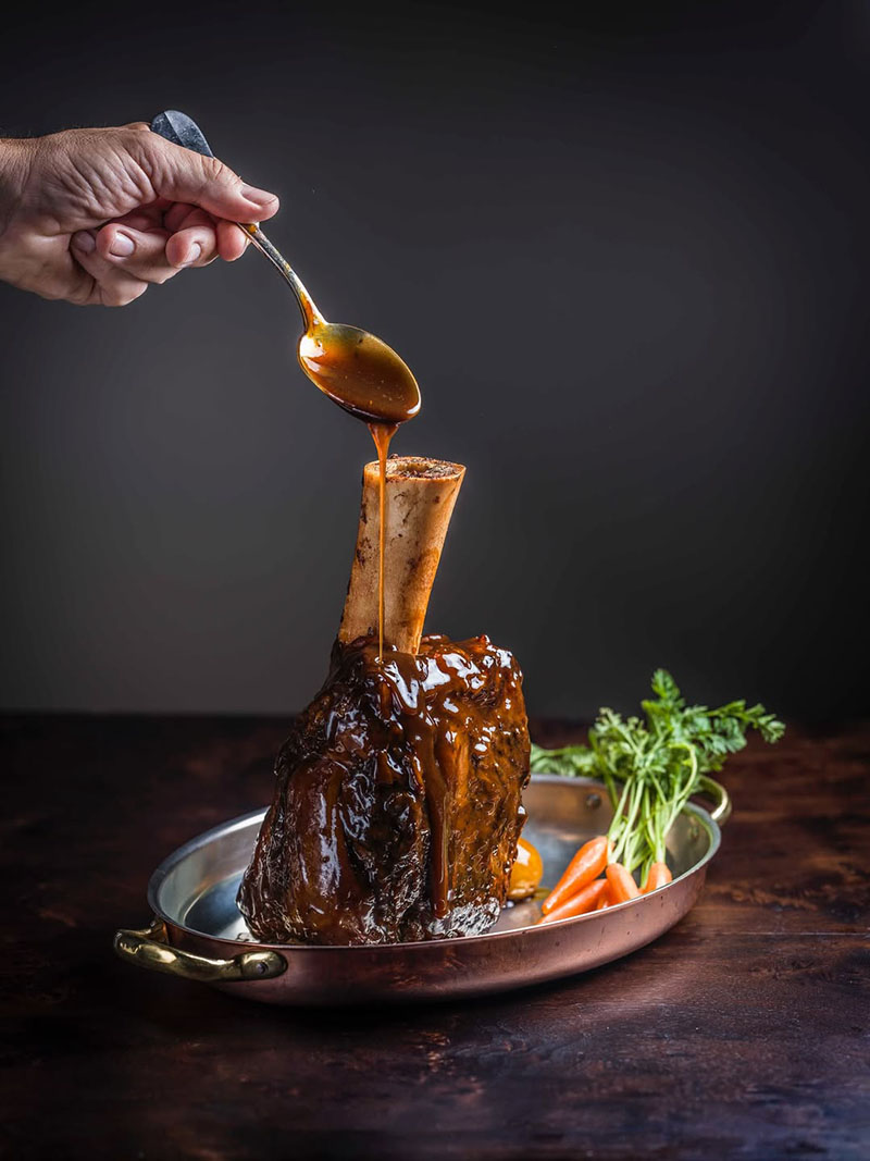 El jarrete glaseado es una de las especialidades del restaurante Ramón Freixa Tradición dentro del universo Atelier.