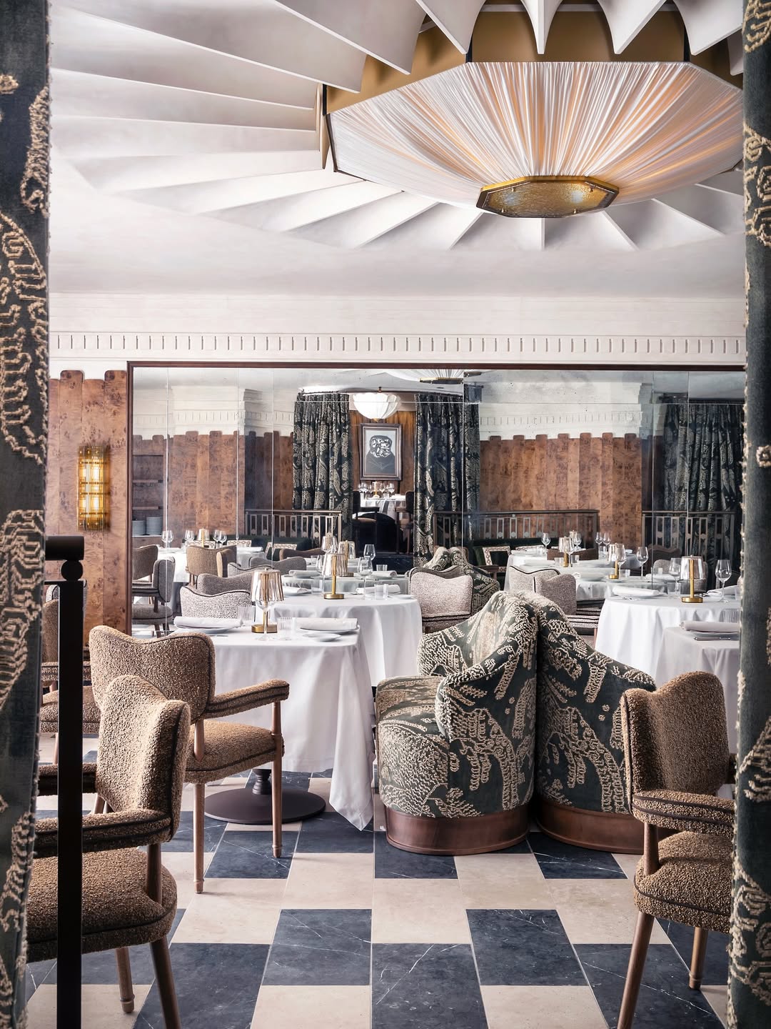 La sala principal del restaurante Ramón Freixa Tradición dialoga con la atmósfera más íntima de Atelier.