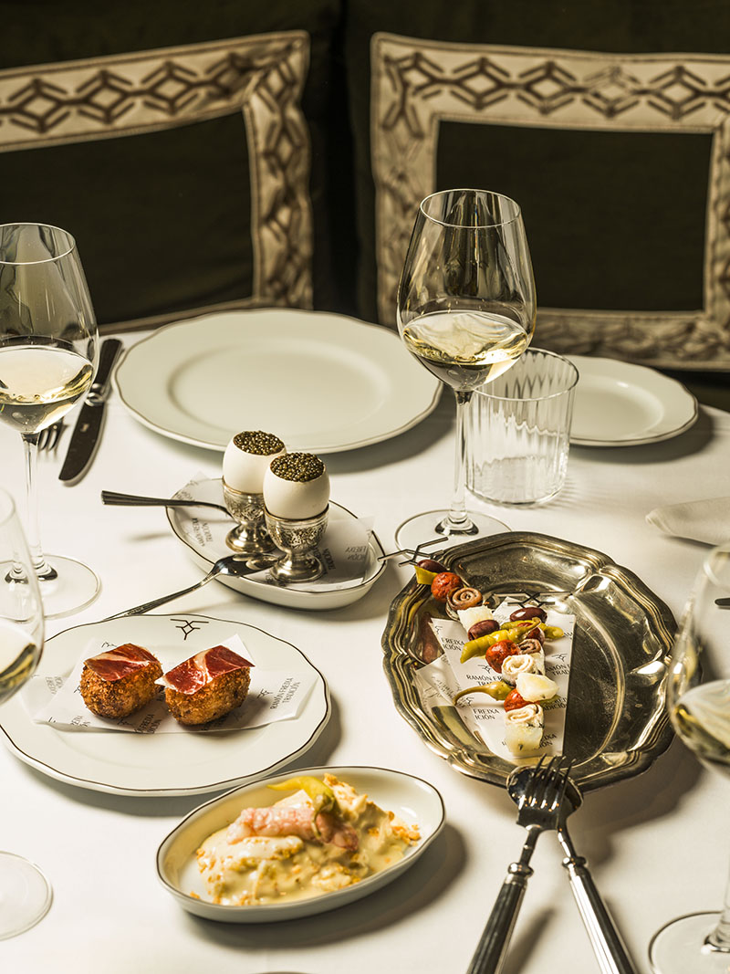 Los aperitivos en mesa pertenecen al restaurante Ramón Freixa Tradición y muestran la relación con Atelier.
