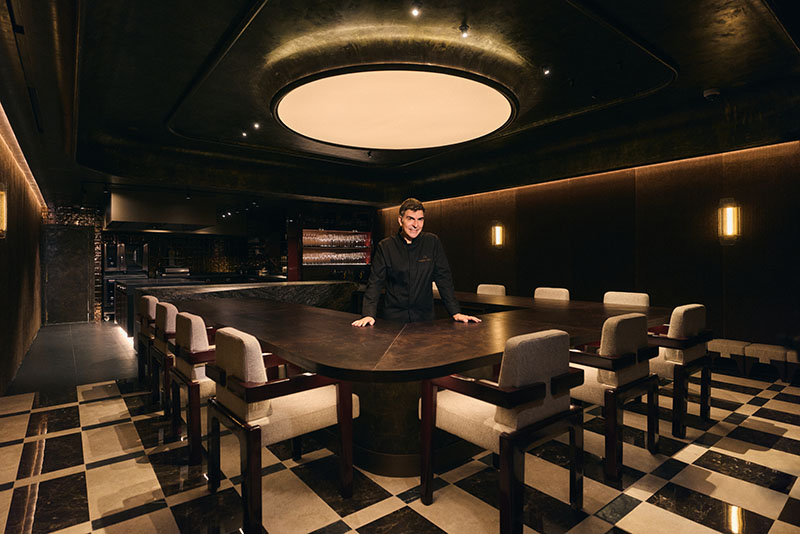 La mesa en U del restaurante Ramón Freixa Atelier resume el concepto que Ramón Freixa vincula a Tradición.