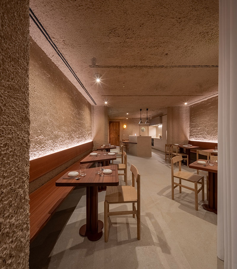 Vista del restaurante Tándem, Murcia, proyecto de Laura Ortín con mesas frente a la barra y paredes en yeso proyectado