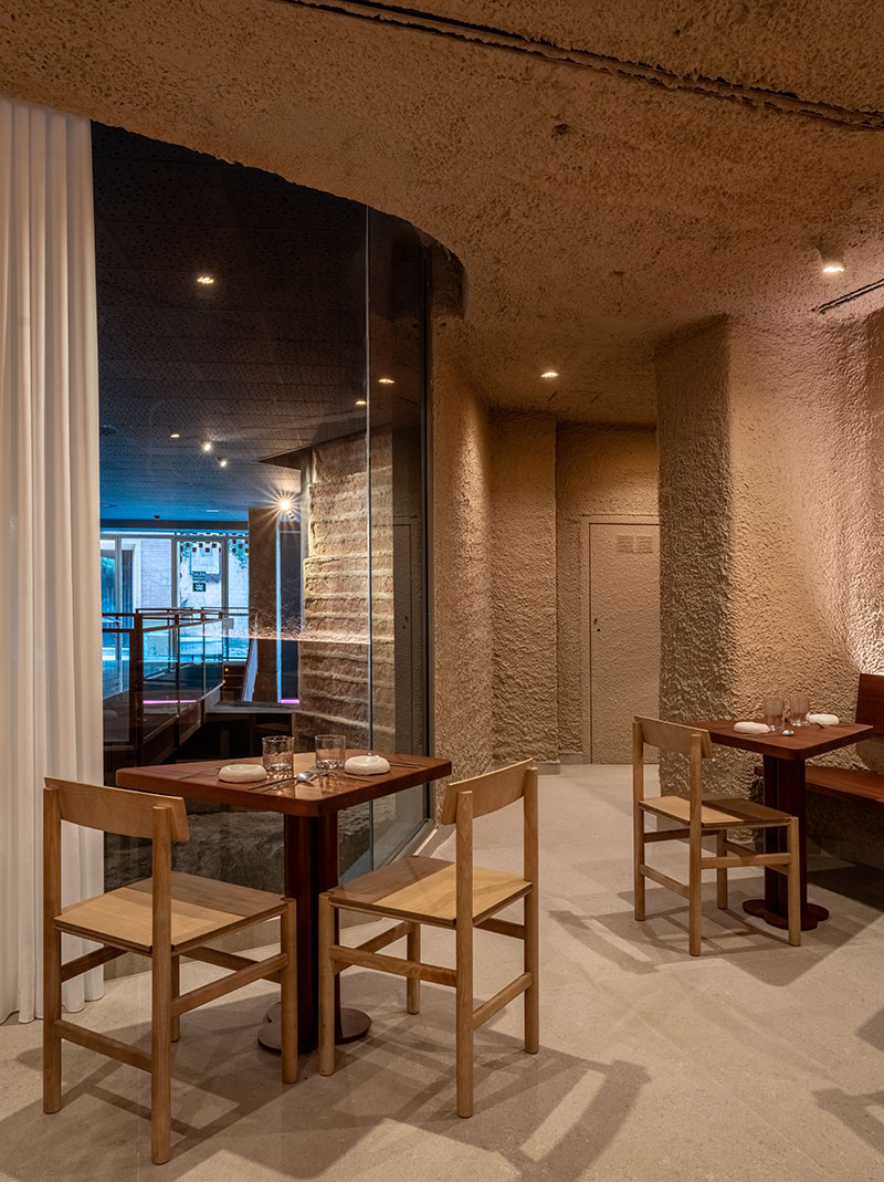 Entrada de luz en el restaurante Tándem, Murcia, proyecto de Laura Ortín con mesas situadas junto al ventanal