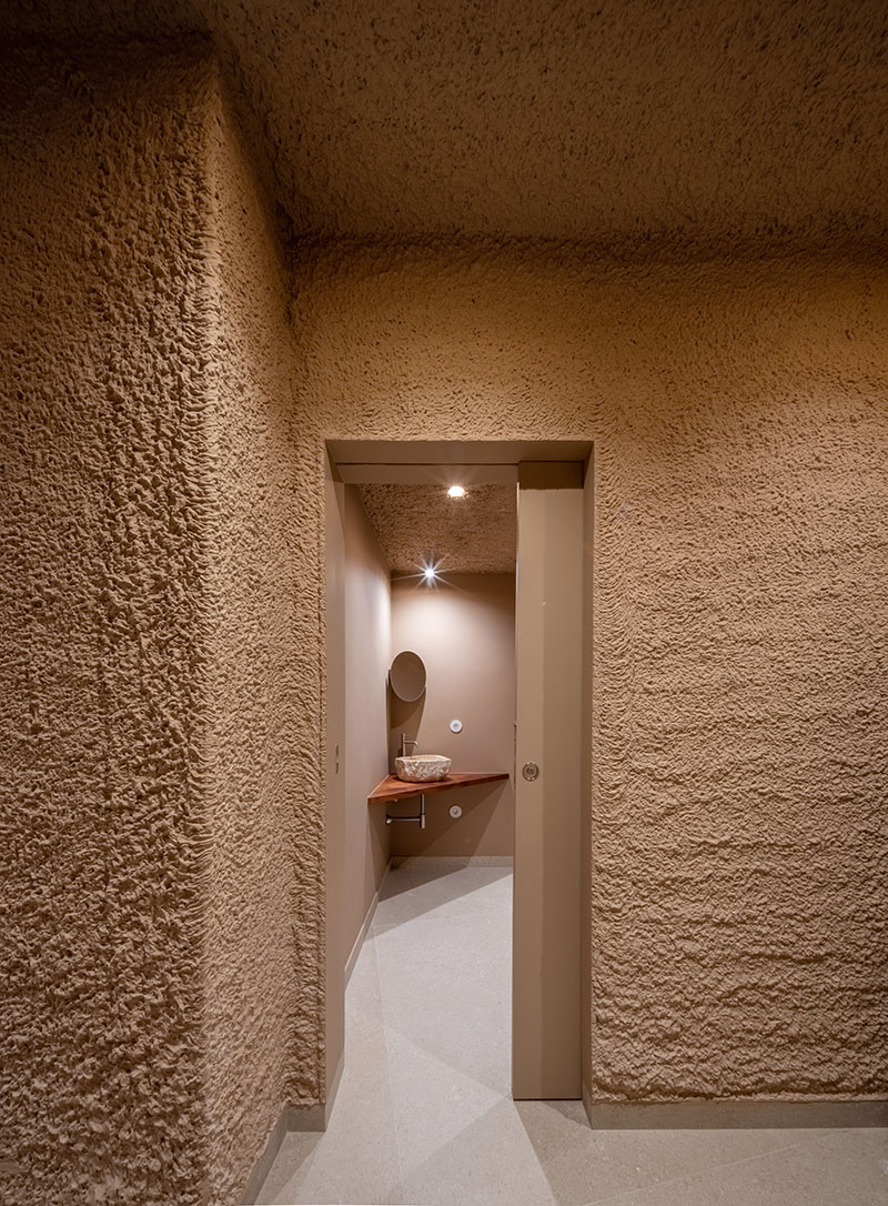 Aseo del restaurante Tándem, Murcia, proyecto de Laura Ortín con lavabo de piedra y encimera de madera