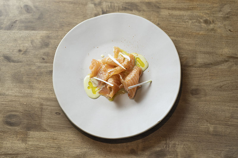 Restaurante Texu (Asturias): Trucha de picos ahumada en casa y jugo de piparra encurtida, plato de su menú degustación