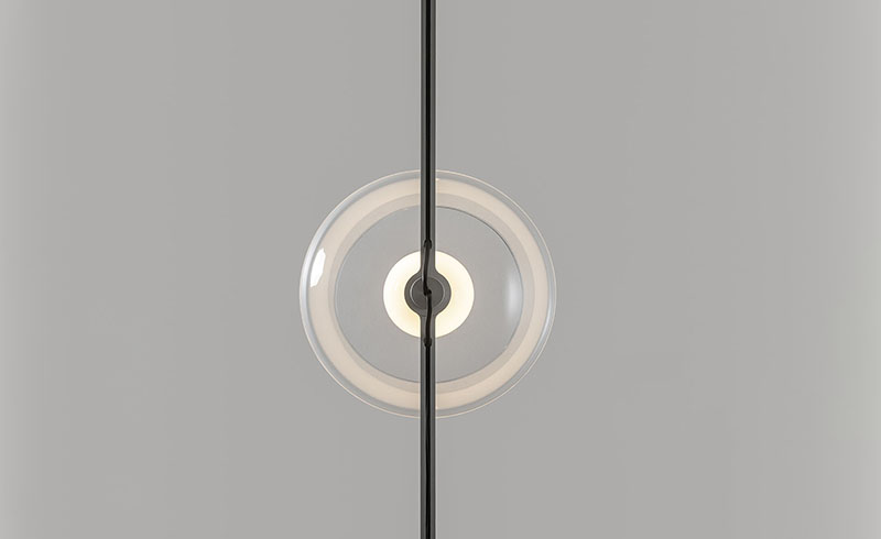 En Clair-obscur de Ronan Bouroullec en la galería Kreo, se muestra el detalle frontal de una esfera de vidrio iluminada