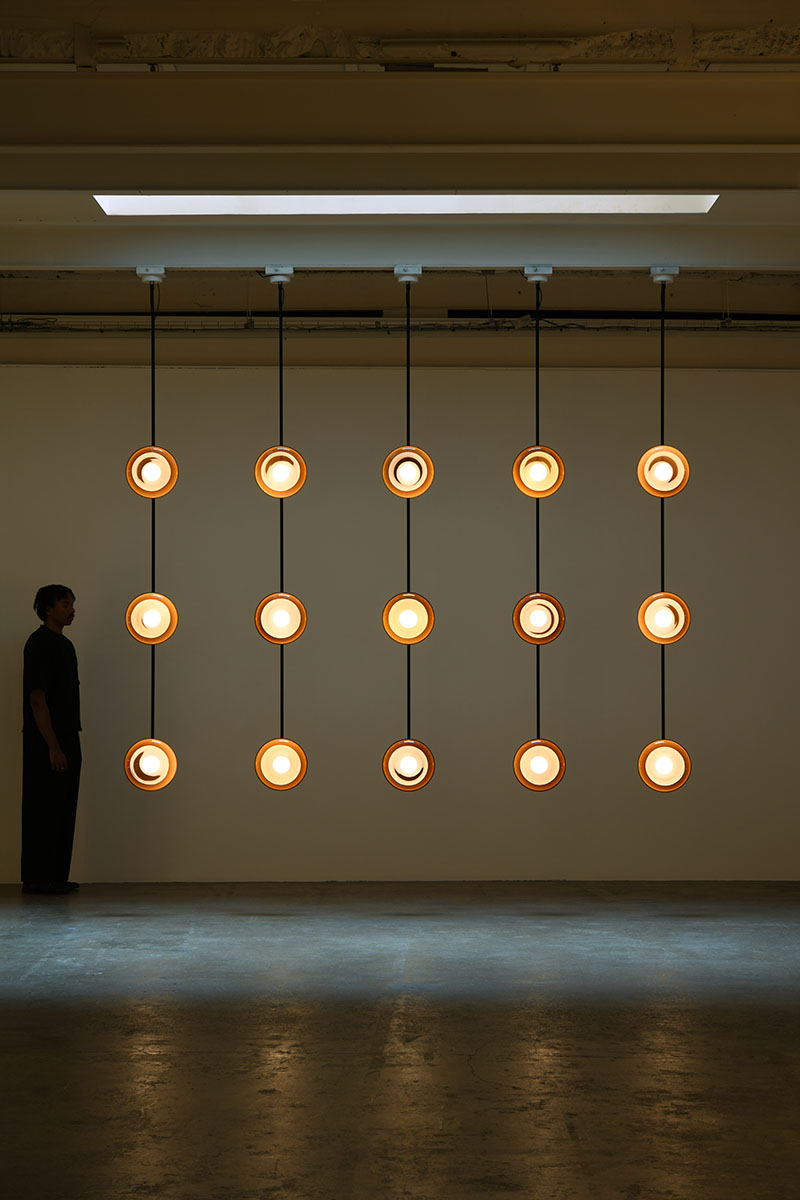La instalación Clair-obscur de Ronan Bouroullec en la galería Kreo presenta hileras verticales de luminarias en la sala