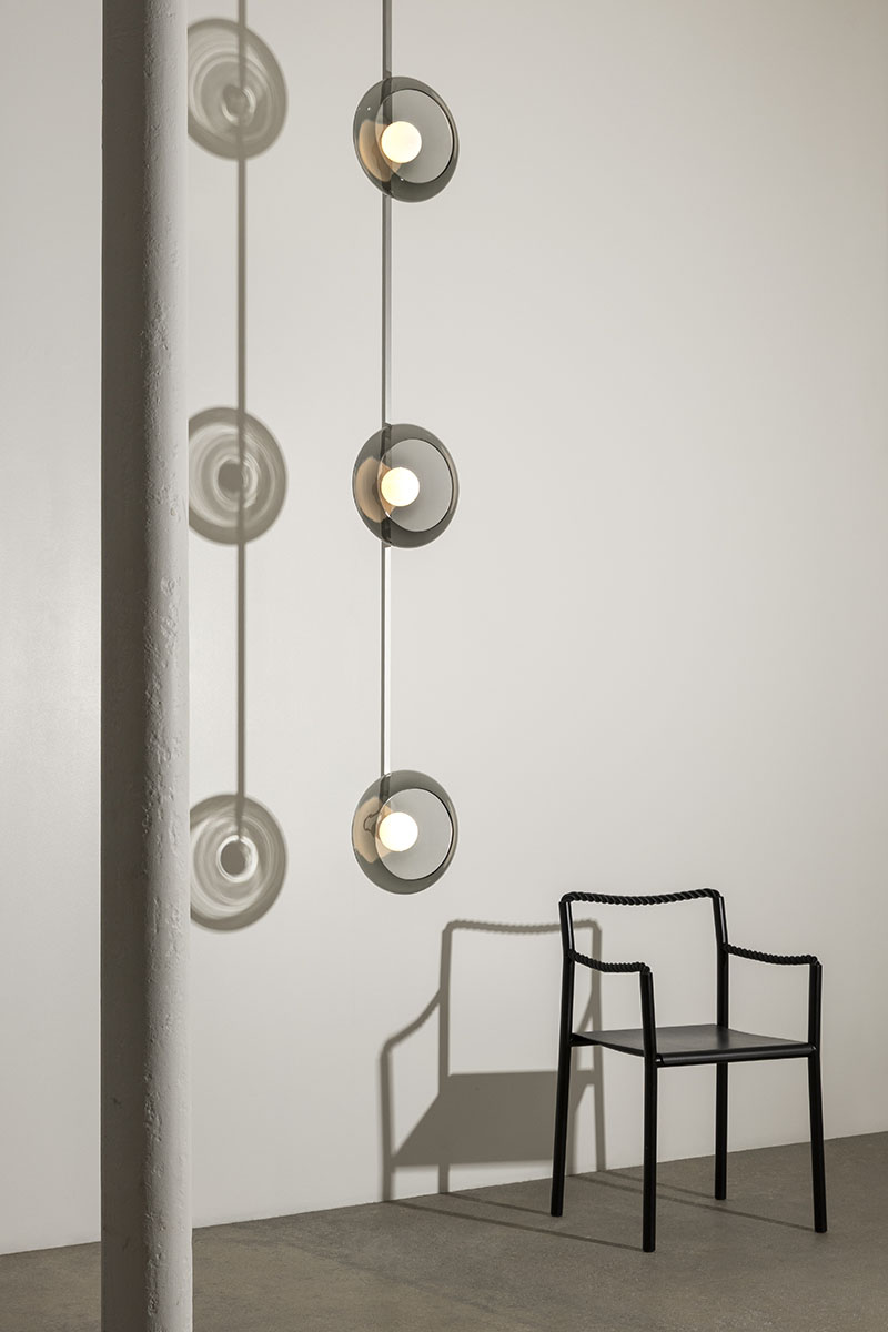 En la galería Kreo, Clair-obscur de Ronan Bouroullec exhibe esferas grises suspendidas junto a una silla