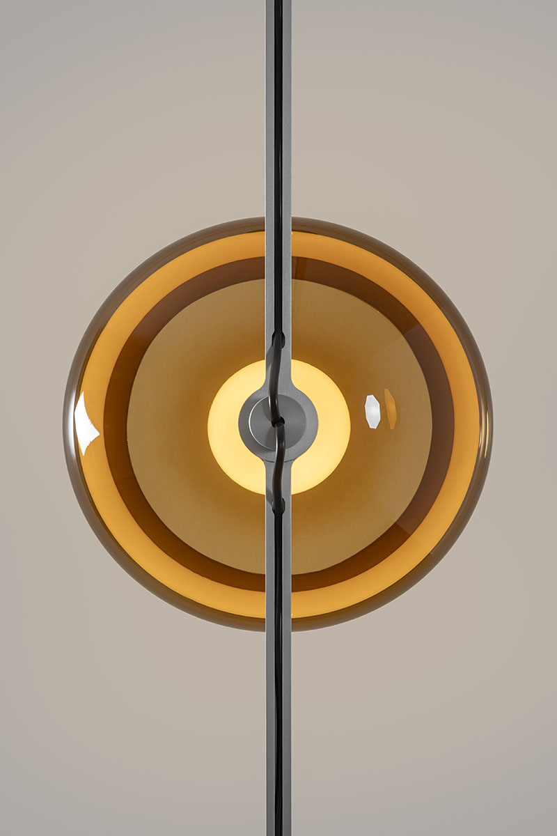 El primer plano de Clair-obscur de Ronan Bouroullec en la galería Kreo revela una luminaria de vidrio ámbar