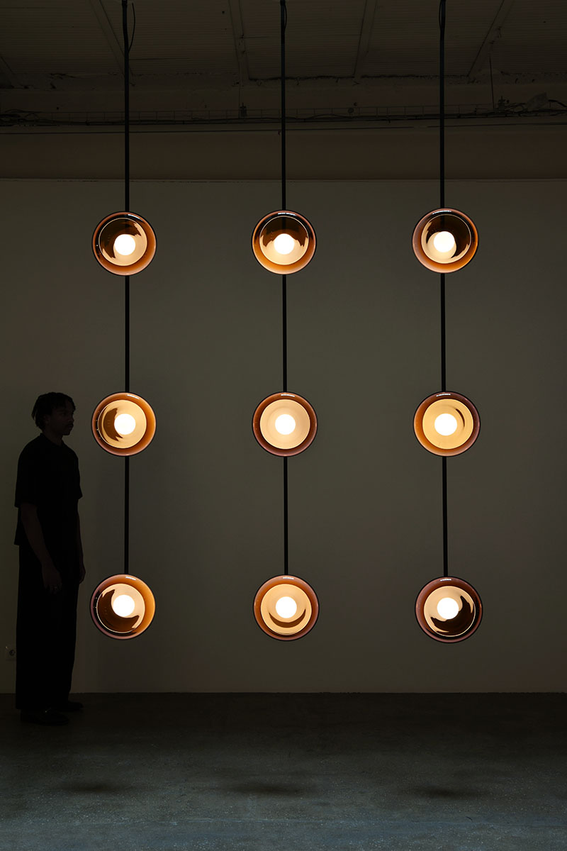 La galería Kreo acoge Clair-obscur de Ronan Bouroullec con tres hileras verticales de esferas encendidas