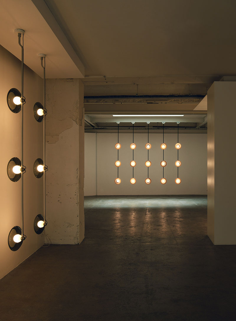 En Clair-obscur de Ronan Bouroullec en la galería Kreo se observa la sala con dos instalaciones enfrentadas