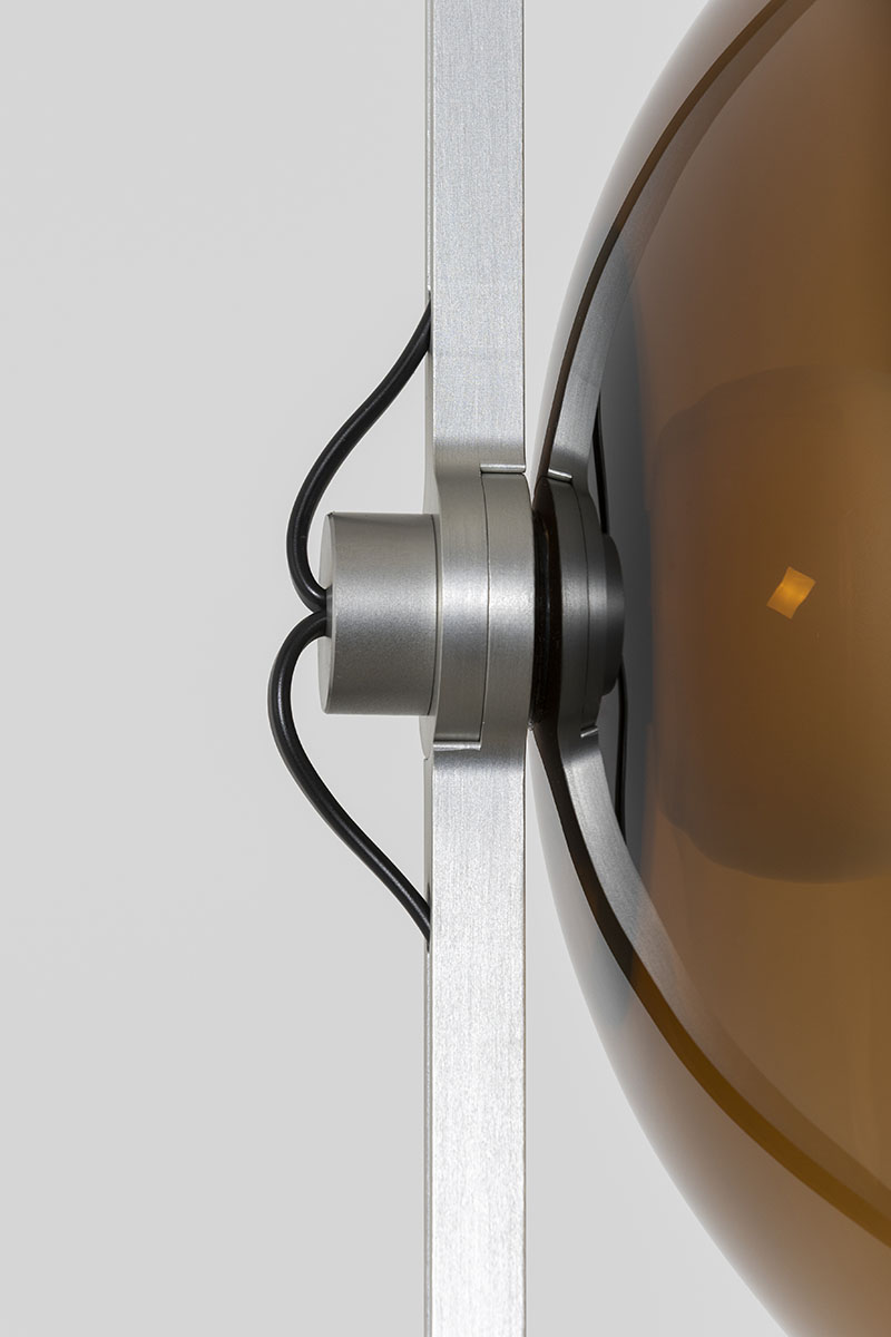 En la galería Kreo, Clair-obscur de Ronan Bouroullec muestra en detalle la fijación metálica y el cableado