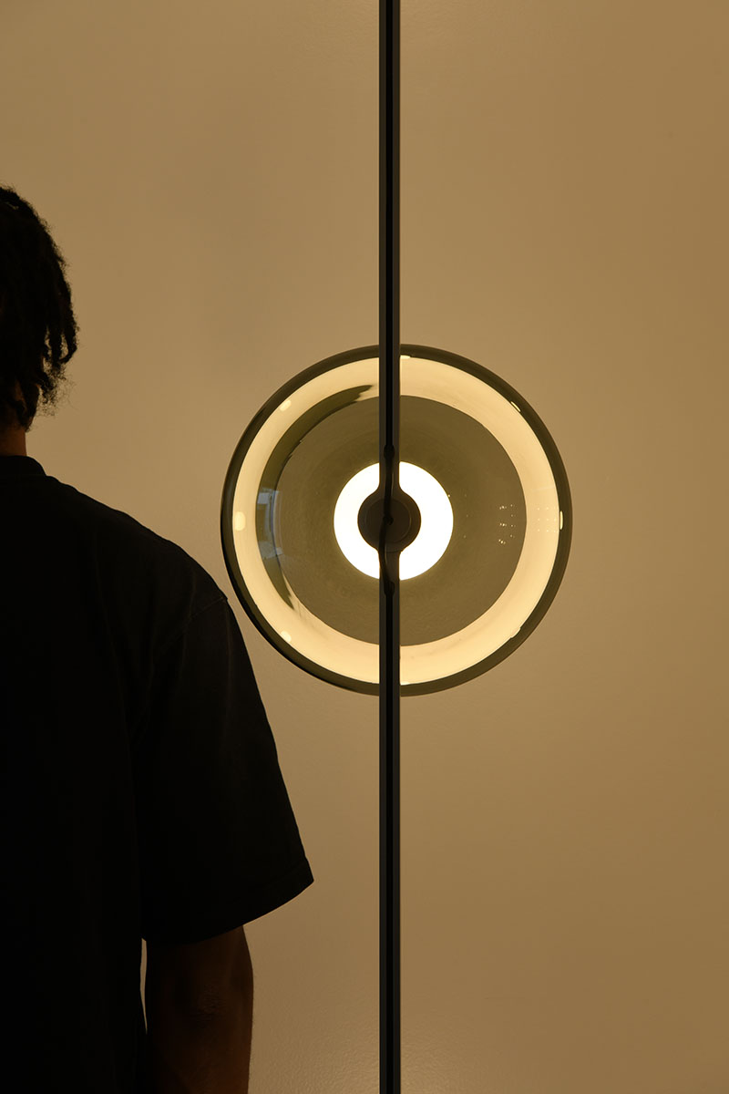 La galería Kreo presenta Clair-obscur de Ronan Bouroullec con una figura humana frente a una esfera iluminada