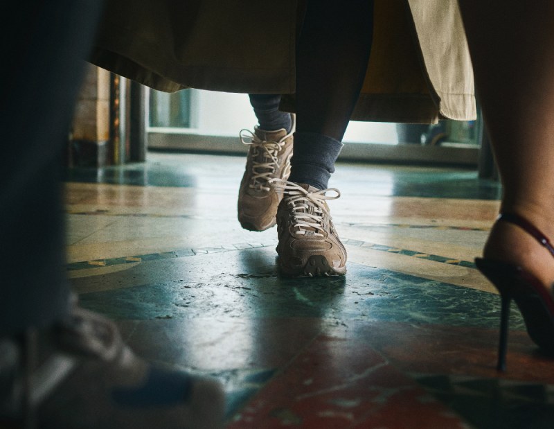 Rosalía con zapatillas New Balance