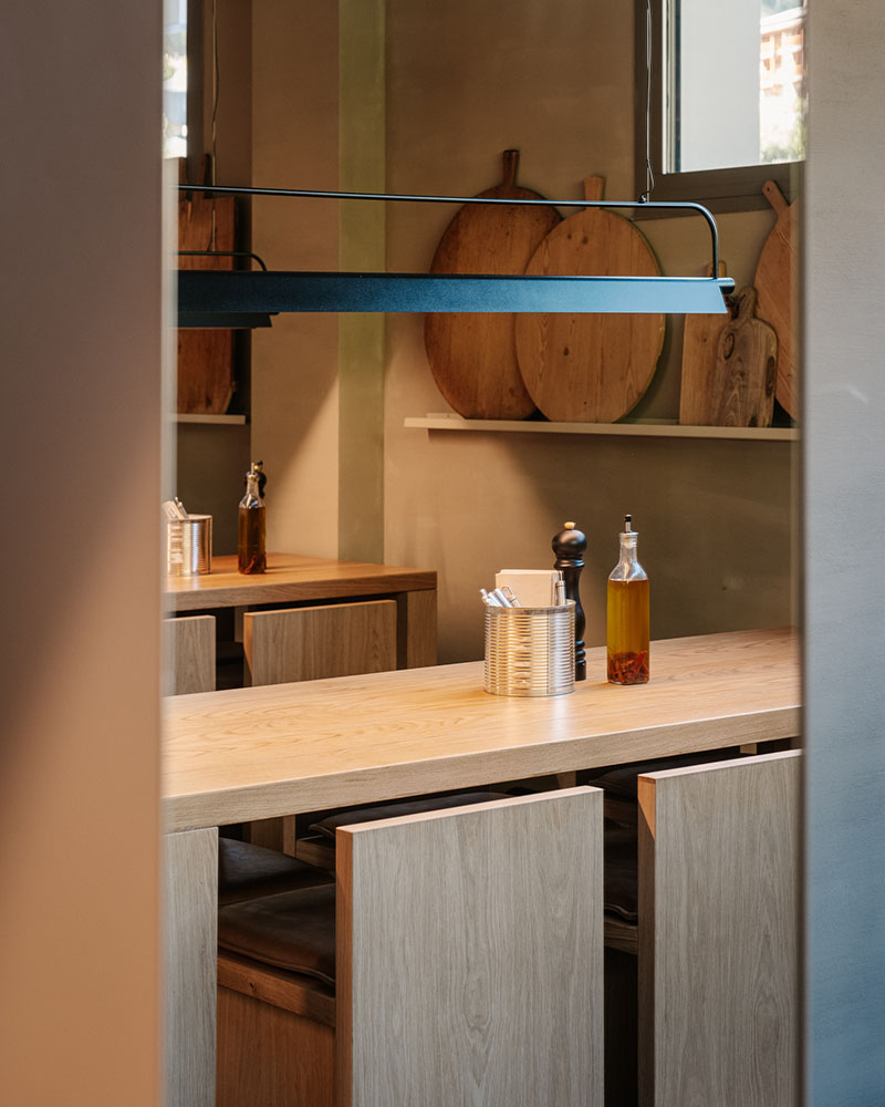 Detalle de mesas y palas de madera en Fora Pizza proyectado por Sandra Tarruella