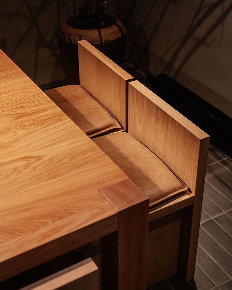 Detalle de silla y mesa de madera en Fora Pizza diseñado por Sandra Tarruella