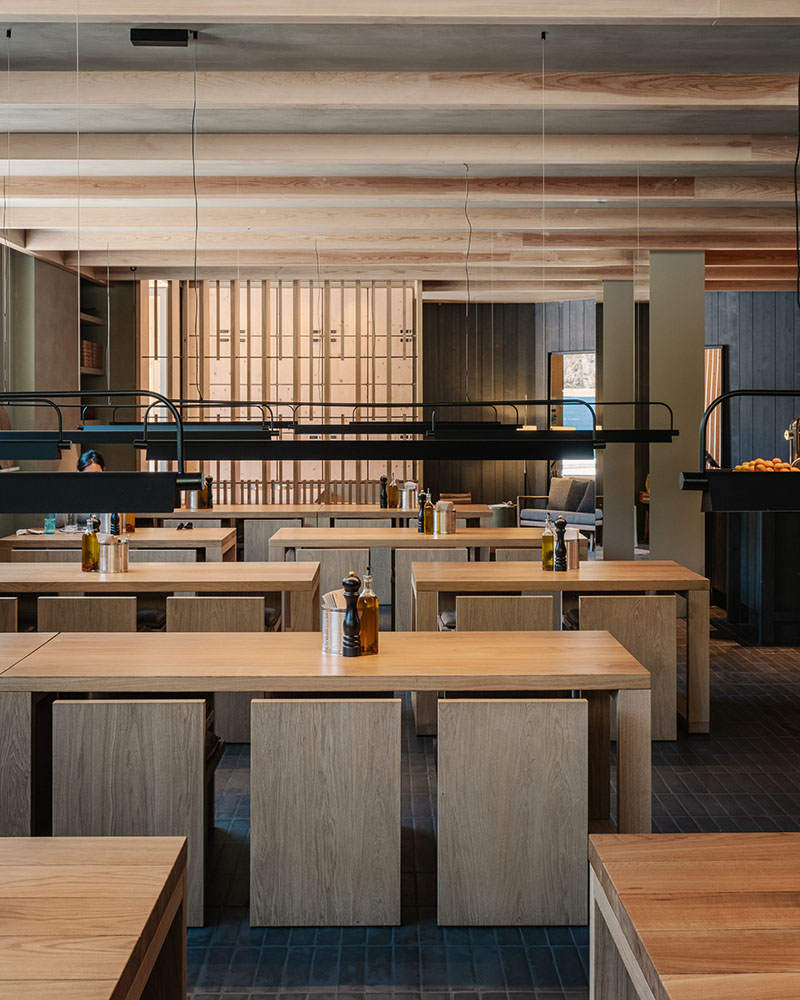 Vista frontal del comedor comunal en Fora Pizza de Sandra Tarruella