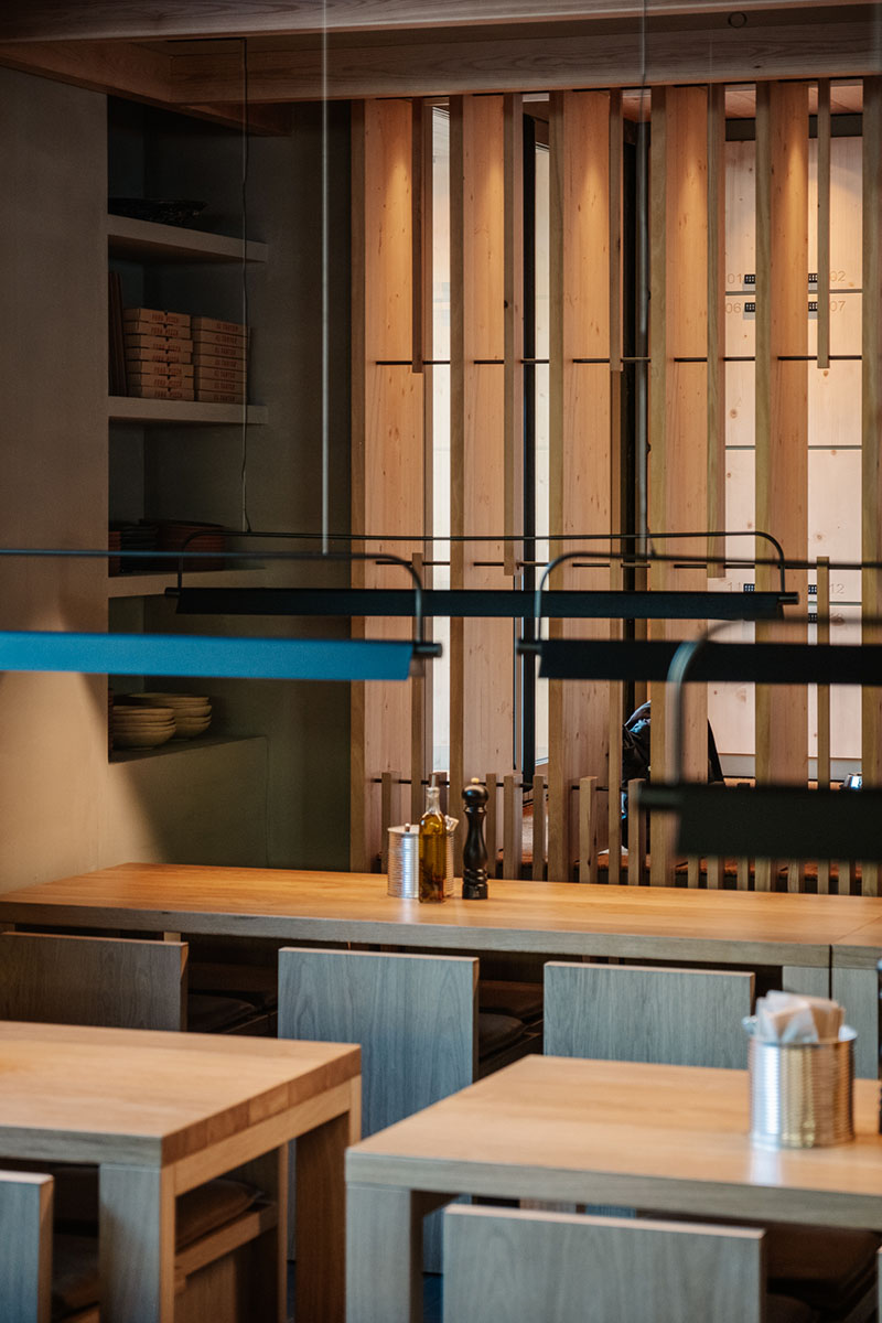 Separadores de madera en el comedor de Fora Pizza de Sandra Tarruella