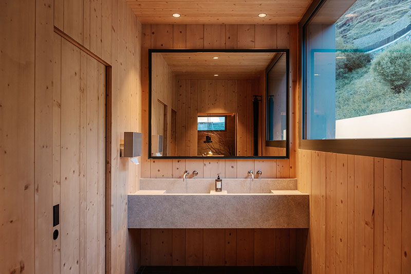 Aseos revestidos en madera en Fora Pizza diseñados por Sandra Tarruella