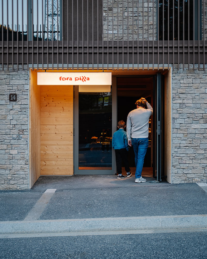Entrada principal de Fora Pizza en El Tarter diseñada por Sandra Tarruella