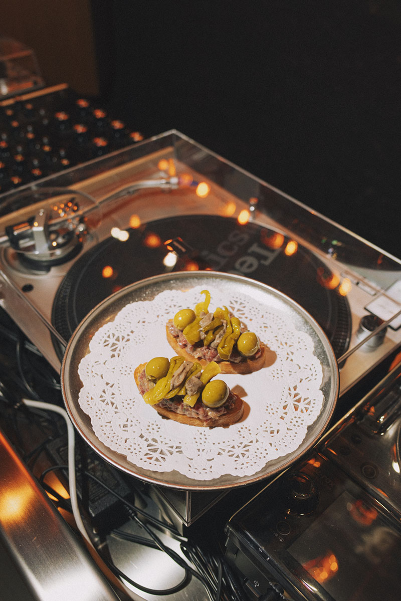 Plato de steak tartar con gilda en Snake Bar Madrid sobre un tocadiscos