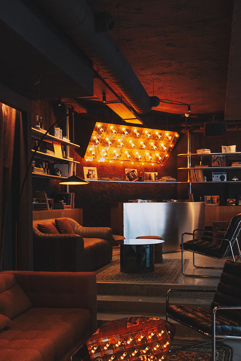 Zona de barra y estanterías con discos en Snake Bar Madrid