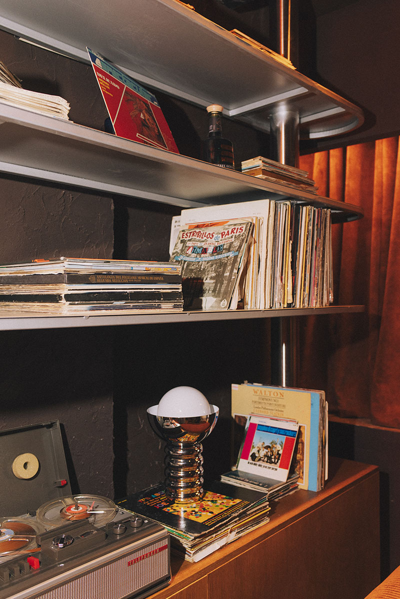 Estantería con vinilos y objetos retro en Snake Bar Madrid